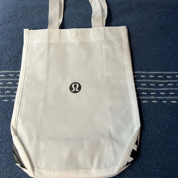 Lululemon tote bag: New
9 inches x 12 inches - Picture 3 of 3